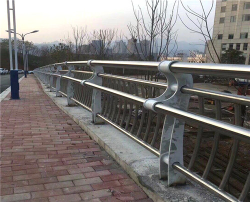 橋梁兩側(cè)防護欄